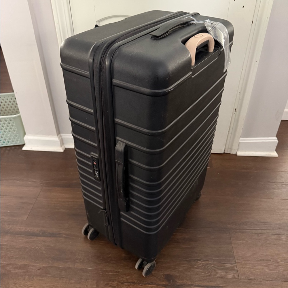 Beis 29” Large Check-in Roller in Black